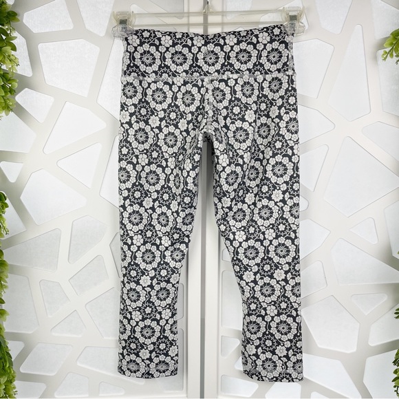 Lululemon Wunder Under Crop Twiggy White Black Printed Floral Nimbus Leggings - Picture 3 of 7